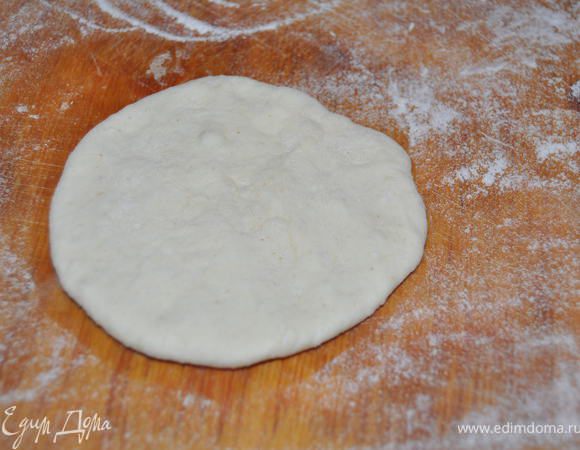 Разделить тесто на маленькие лепешечки.
