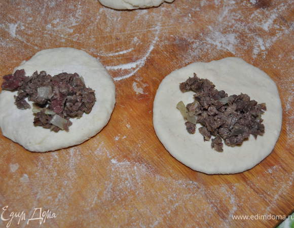 Лепешечки наполнить подготовленным мясом.