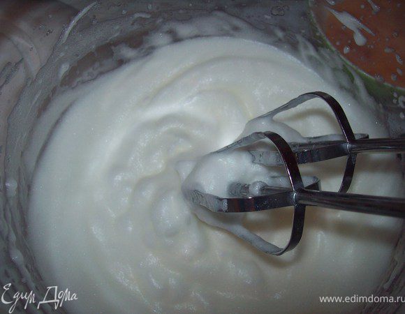 отделяем белки от желтков. Белки взбиваем до устойчивых пиков с щепоткой соли