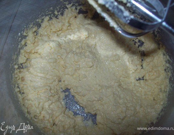 Добавляем к желткам манку и пакетик ванильного сахара. еще раз хорошо взбиваем