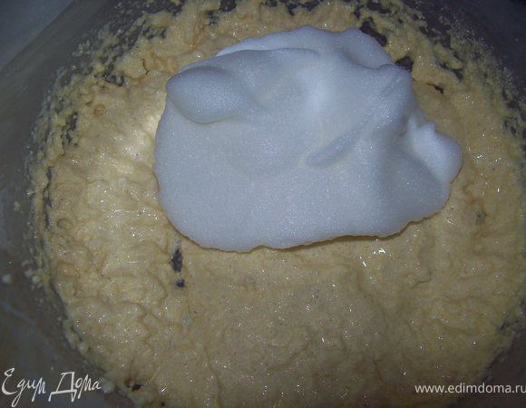 аккуратно добавляем взбитые белки к желточно-манной массе и перемешиваем до однородной консистенции