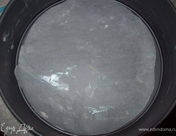 форму смазываем сливочным маслом, на дно я положила промасленный пергамент. (можно вместо пергамента посыпать панировочными сухарями)