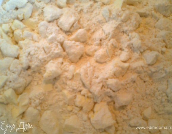 Готовим тесто как в рецепте www.edimdoma.ru/recipes/28115.Порубим холодное масло с мукой и солью.