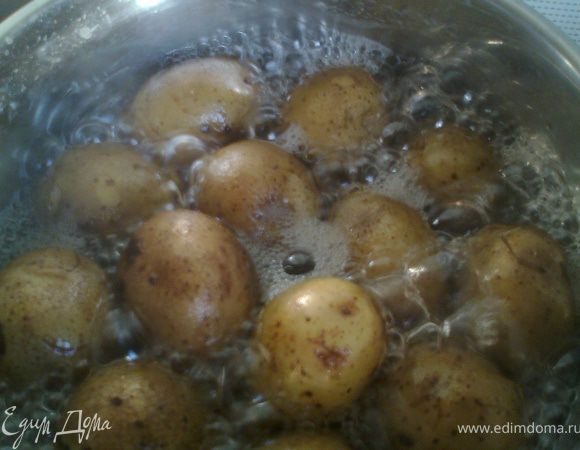 Готовим начинку:отвариваем картофель"в мундирах"(я сразу на два рецепта)