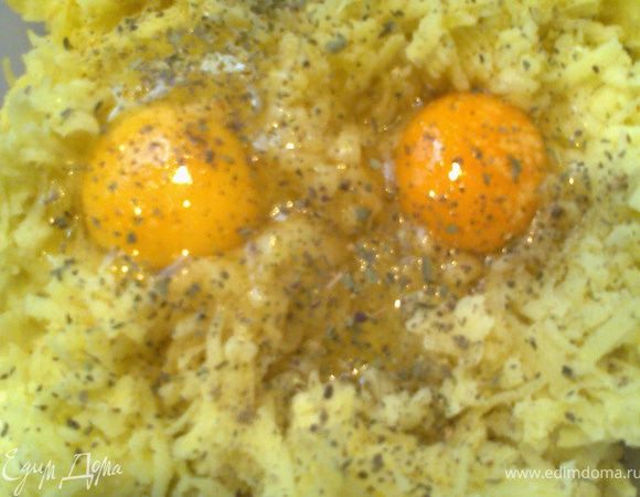 Натрём картофель на крупной тёрке,смешаем с яйцами и приправками,какие любите.