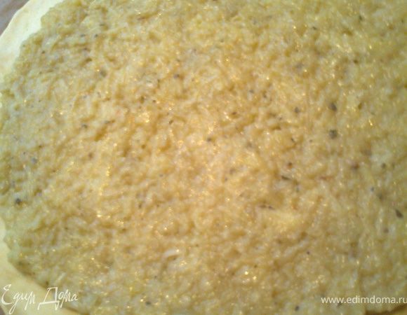 Раскатываем тонко тесто(с ним очень приятно работать,слушается скалку и не прилипает)и выкладываем начинку тоже тонким слоем.