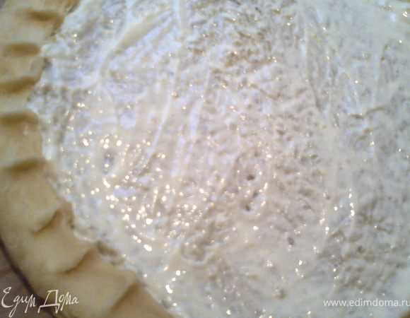 Смазываем поверхность сметанкой,защипываем края...(раскатывать лучше на пергаменте,потом взять за края бумаги и перенести без потерь на рядом стоящий противень)