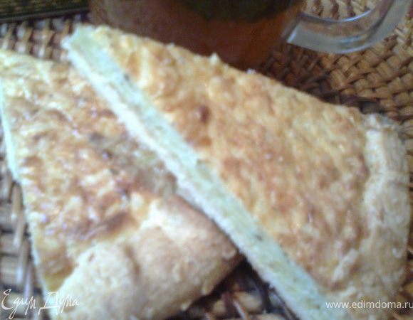 Очень вкусно со сладким чаем!P.S.Кстати,тесто оставалось хрустящим по всему дну и на второй день,а под яблочной начинкой оно увлажнилось.