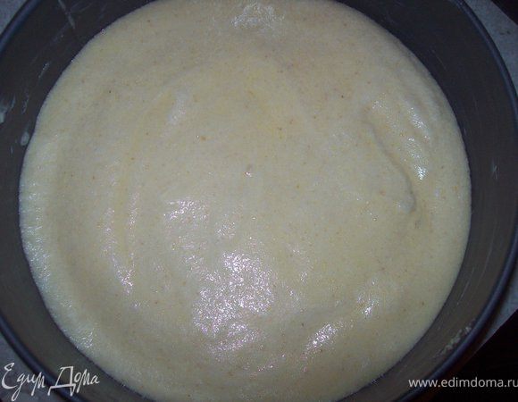 выливаем манную массу в форму, разравниваем и отправляем в разогретую духовку при температуре 180 гр. и выпекаем минут 15-20