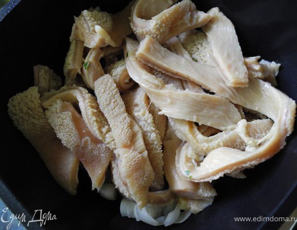 Очищенные рубцы хорошенько промыть, залить водой, смешанной с уксусом, оставить на ночь.
На утро залить кипятком, проварить минут 20. Слить воду, промыть, снова залить кипятком, варить 6-8 часов на слабом огне (периодически помешивая, чтобы не приварились ко дну кастрюли), пока не станут очень мягкими. Слить бульон с флячек. 
Нарезать рубец соломкой. Я нарезала достаточно крупно, мне так больше нравится.

   
   
   
 
  
   
 