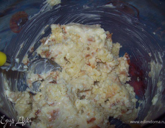 готовим масляный крем взбиваем размягченное сливочное масло со сгущенкой. Бисквит режем мелкими кусочками. смешиваем бисквит с частью крема