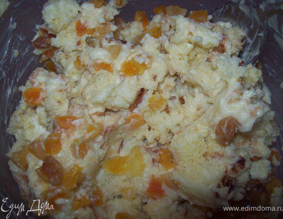 курагу и изюм замочить минут на 15 в кипятке до размягчения. вынуть из воды, обсушить, курагу нарезать и добавить в массу для торта