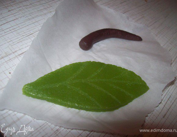 Марципан я покрасила пищевыми красителями в нужные мне цвета. вырезала листик и палочку для яблока