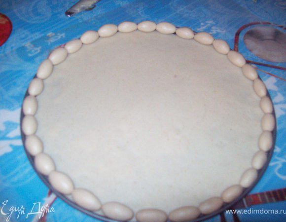 из марципана сделала блюдечко (без голубой каёмочки)