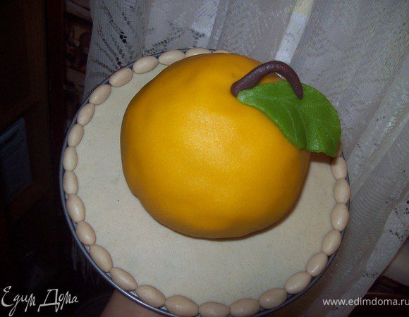 раскатываем желтый марципан и обтягиваем им торт, хвостики погибаем под донышко. приклеиваем палочку и листик. на час в холодильник.