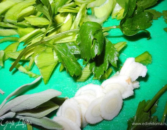 Нарезать репчатый лук мелко, лук порей и корень петрушки колечками, зелень крупно.