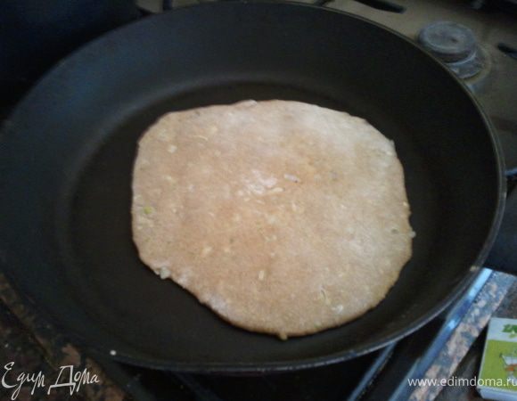  

Пару ст.ложек отварного гороха и немного горохового отвара положила в миску,посолила,и постепенно,до получения колобка,добавляла цельную(коричневую)пшеничную муку.Добавила мелко порезанную луковицу и хорошо вымешала тесто,минут 6,до исчезновения липкости.Накрыла тесто влажной салфеткой и поставила его отдыхать 20минут,предварительно разделив на небольшие(с маленькое яблочко)колобки.Сковородку с тефлоном ставим на средний огонь,раскатывам по одному колобки в лепёшку,3-5 милиметров толщиной и выпекаем на сухой сковороде,ничем не смазанной.