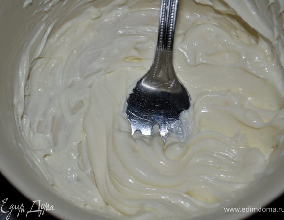 Слегка нагреть сливочный сыр в микроволновке (15-20 секунд), сыр должен стать мягким, но не жидким (или взбить сыр миксером). Хорошо размешать  до гладкой массы. 