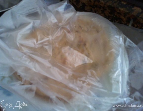 Чапати складываем на тарелке,под кулёк,чтобы не сохли,смазываем кусочком сливочного масла и посыпаем смесью пряных трав "заатар"-это не обязательно