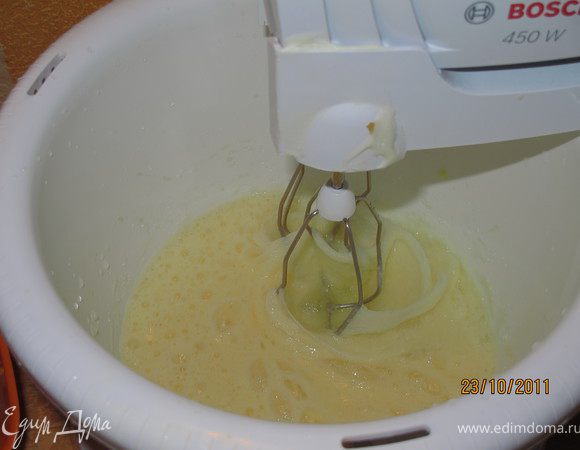 Взбить яйца с сахором, добавить кефир и взбивать на медленной скорости. Затем добавить муку и соду. Тесто должно быть не ждким и не густым.
