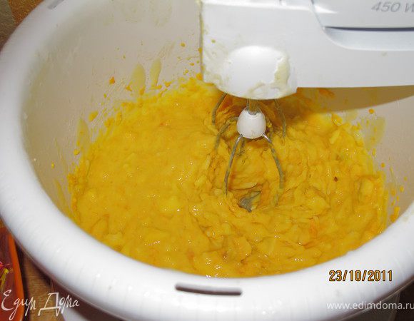 Затем в тесто добавить тыкву и сыр и всё перемешать. Солить не надо, у нас сыр солёный.