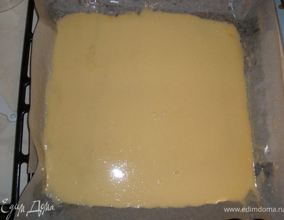 Приготовить тесто. Яйца взбить с сахаром, добавить муку, разрыхлитель. 