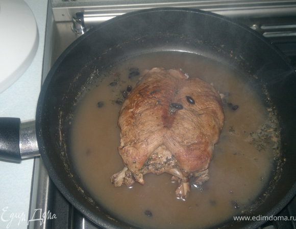 Утку обжариваем на сильно разогретой сковороде по 2-3 минуты с каждой стороны, добавляем специи и воду и тушим 25-30 минут.