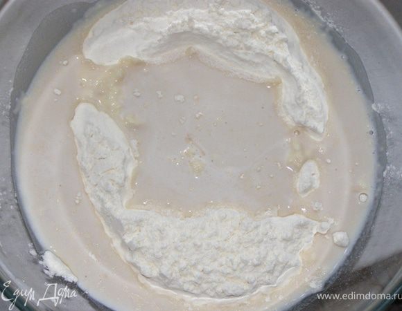 Дрожжи смешать с чайной ложкой сахара и столовой ложкой молока, дать постоять в теплом месте до появления пены. 1 стакан муки просеять в миску, добавить разведенные дрожжи, 100 мл молока, 1 чайную ложку сахара. Накрыть салфеткой, поставить в теплое место и дать подойти. (15-30 мин)