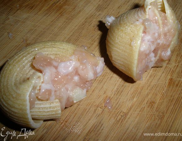 Приготовить фарш, смешать с луком, добавить специи по вкусу. начинить макароны фарше, плотно уложить в кастрюлю в 1 слой. залить на 4 см выше кипятком, добавит специи, соль, лавровы оист. тушить на слабом огне около 40 минут!