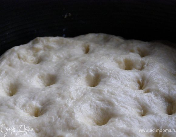 Делаем прирог с первой начинкой.
В смазанную масло разьемную форму (диам. 26 см) выложить тесто и равномерно, на одинаковом расстоянии, сделать нажатием пальца маленькие выемки