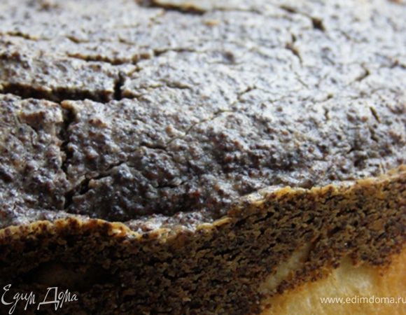 Делаем начинку №2:
Смесь мака и соли зальем в миске кипящим молоком и дадим постоять 5 минут. Добавим молотый миндаль и сахар. Размешаем, остудим. Если смесь жидковата, взобьем в миксере до густого состояния. Эту смесь выложим на тесто в разъемной форме. Прикроем салфеткой, дадим пирогу подняться. Ставим пирог в горячую духовку и выпекаем 25 минут при 200-220 градусах. Готовому пирогу даем отдохнуть под салфеткой, затем вынимаем из формы и остужаем. Мы не успели остудить))) Ели теплым 