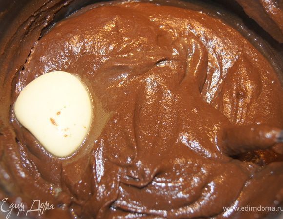 Крем:
молоко довести до кипения, добавить сахар, шоколад и проварить до полного растворения сахара и шоколада.
Яйца отдельно сбить и ввести в немного остывшей шоколадный крем. Проварить 1 минуту, немного остудить, добавить сливочное масло. Перемешать.
Остудить.