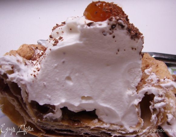 Тесто посыпаю корицей и сахарной пудрой, раскатываю немного. Вырезать ножом квадраты. В формочках для маффинов, смазать маслом, выпечь корзиночки (4 шт-каждая по 100 г) из слоеного теста.
