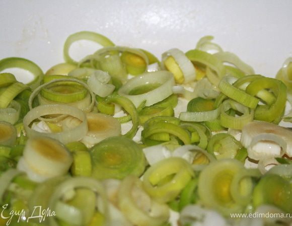 Лук нарезать тонкими кольцами и обжарить на оливковом масле