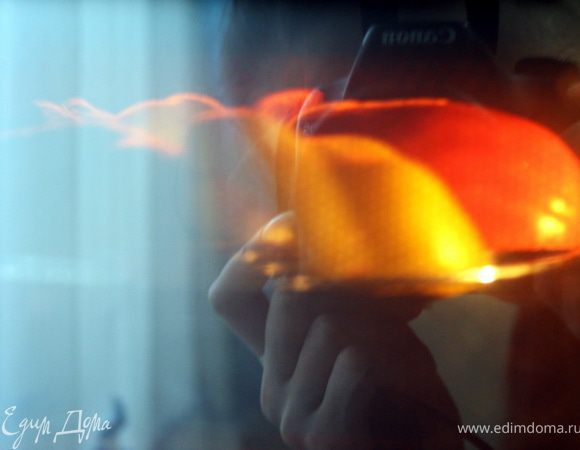 Перцы запечь на гриле до черной кожицы...

