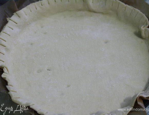 Форму застелить пергаментом, выложить тесто, оформить края....

