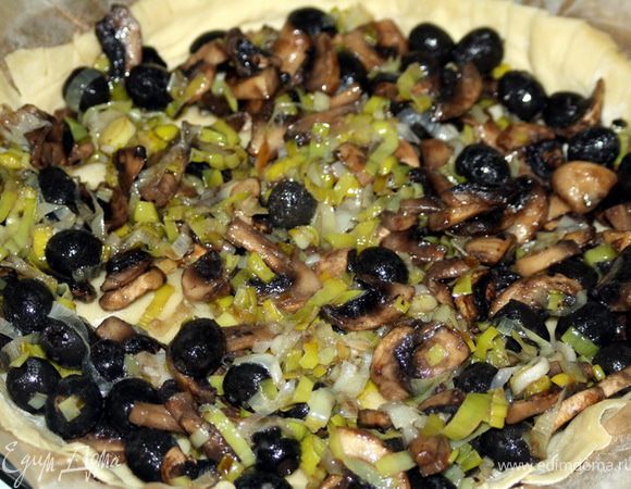 Выложить начинку. сначала лук + грибы + маслины...

