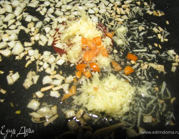 Порезать мелко чеснок, перчик чили (без семян), имбирь натереть на терке, все отправить на сковороду, слегка поджарить на растительном масле. 