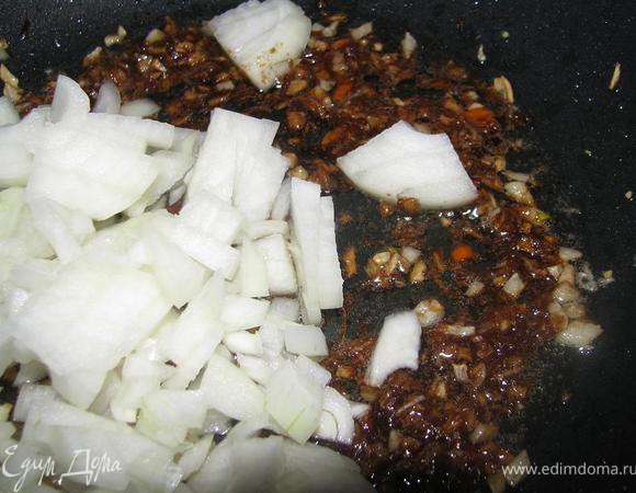 Добавить рыбный и устричный соус, винный уксус. Порезать мелко лук, добавить в сковороду.