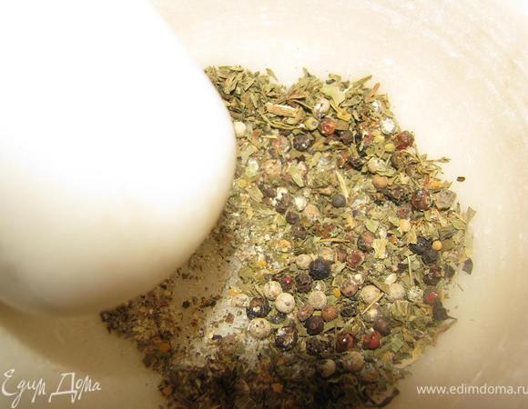 Смесь перцев, соль, орегано растереть в ступке, приправить мясо. 