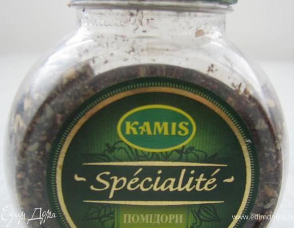 Добавить сушеный помидор. Хорошенько перемешать, убавить огонь и тушить мясо 20-30 минут, накрыв сковороду крышкой. 