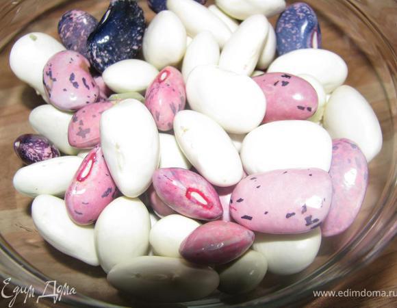 Фасоль замочить на несколько часов. Отварить в слегка подсоленой воде практически до полной готовности. 