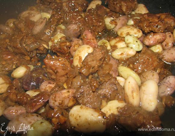 Добавить к мясу и тушить еще 10 минут. 