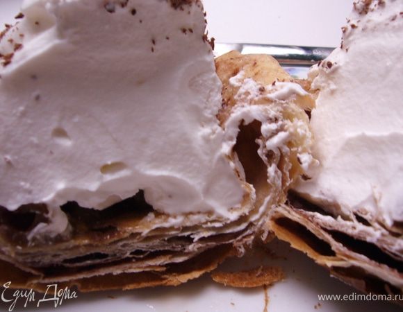 Заполнить корзиночки кремом. Взбить миксером сливки с сахаром. Полить сверху вареньем,выложить несколько ягод и посыпать тёртым шоколадом.
Приятного аппетита!