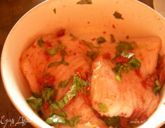 Рыбку кладем в тарелку, добавляем базилик и томаты, все тщательно перемешиваем (можно немного масла добавить - оливкового или из-под томатов) и оставляем минут на 30-60. Перекладываем ее в форму для запекания (можно сделать конвертики из фольги или бумаги), закрываем фольгой и отправляем духовку ( в оригинале советуют 240гр, у меня духовка-зверь, поэтому 200гр достаточно) минут на 10-20. Незадолго до готовности можно ее открыть, чтобы подрумянилась (я не стала).
