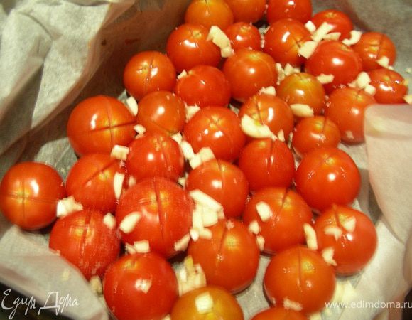 Помидорки-черри выкладываем в форму, в которой будем их запекать (советую немного ее смазать оливковым маслом), делаем на них неглубокие крестообразные разрезы. Измельчаем чеснок и посыпаем им помидоры, а также щепоткой сахара (она придает сладкий привкус, так что кто не любит, то лучше не добавлять), солим, перчим по вкусу и ставим в духовку, разогретую до 200 гр на 25-40 мин (смотрите по духовке, я в этот раз отвлеклась и их слегка передержала).