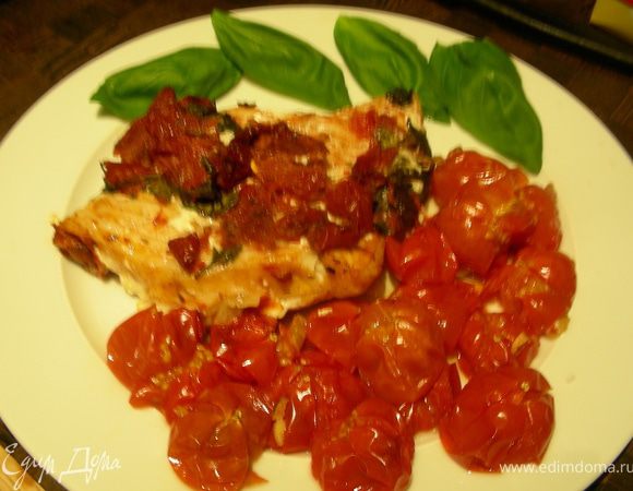 Выкладываем рыбку и помидорчики на тарелки, присыпаем или украшаем свежим базиликом и подаем. Приятного аппетита!