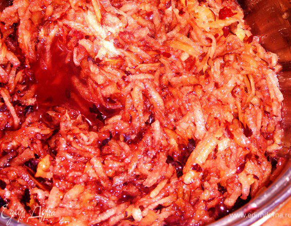 Сливу натереть на терке проварить и измельчить в пюре в блендере. Сливовое пюре довести до кипения, добавить мед, вино, перемешать, кипятить 2 минуты. 
