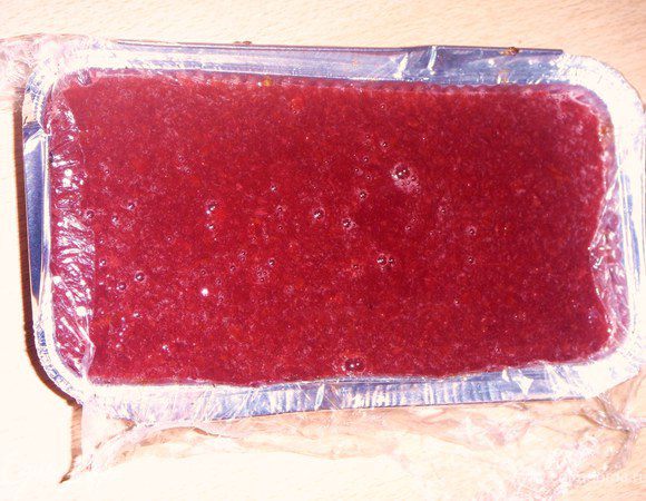 Желатин размочить заранее и добавить в горячее сливовое пюре, перемешать до полного растворения. Влить в форму (объем 1 литр) с черносливом и убрать в холодильник на несколько часов, а лучше на всю ночь.