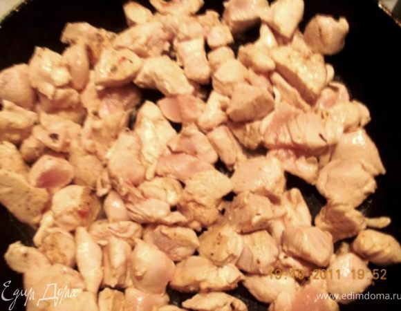 обжарить мелко нарезанную курицу 5 мин
